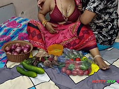 XXX Bhojpuri Bhabhi selling vegetables showing off her thick nipples laughed at the customer!
