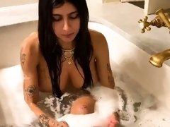Big breasted pornstar babe topless in the bathtub